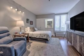 Comfortable bedroom design for seniors