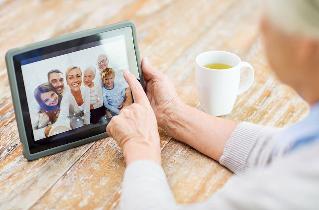 How To Stay Connected With Your Loved One In Assisted Living | TerraBella