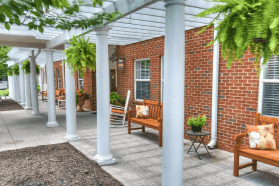 senior-living-large-courtyard