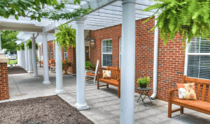 senior-living-large-courtyard