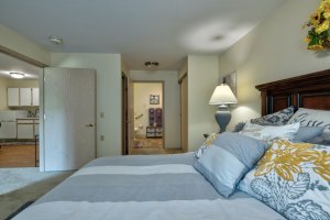 Comfortable bedroom design for seniors